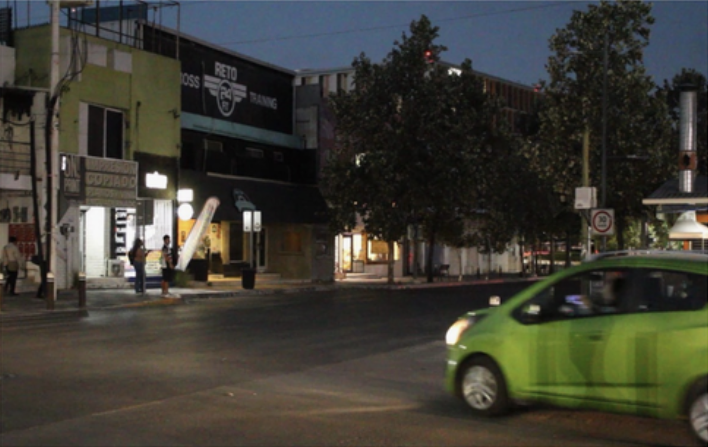Avenida de la calle Químicos con un automóvil en movimiento