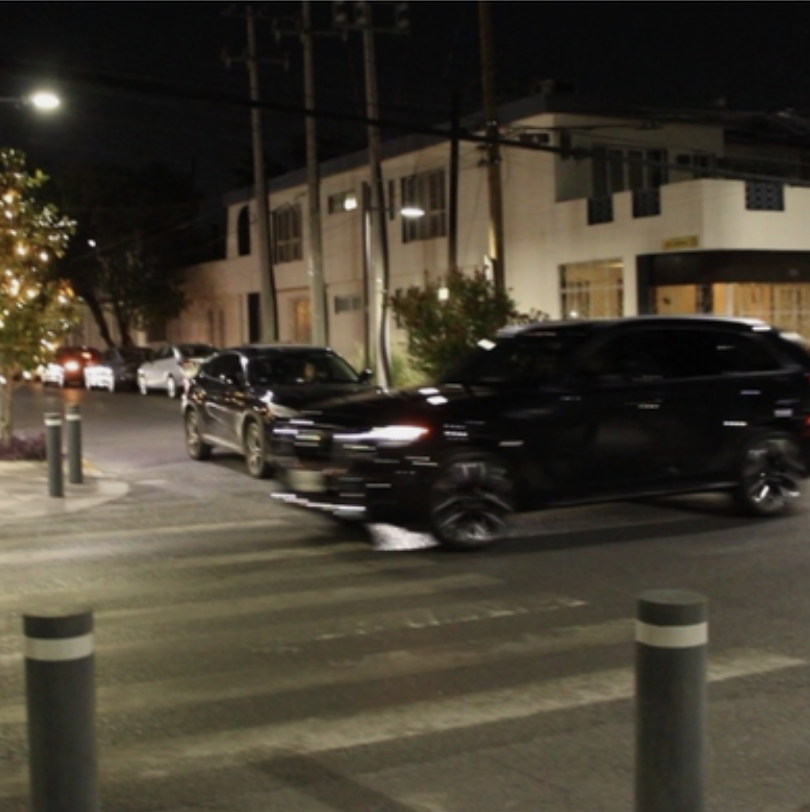 Automóviles cruzan una zona peatonal de Calle Químicos durante la noche
